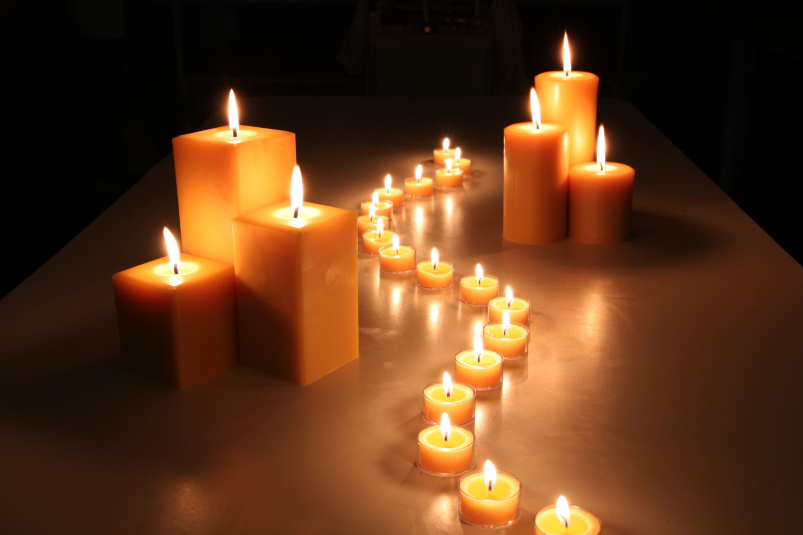 Nếu buộc phải đốt nến trong Giờ Trái đất, ít nhất hãy dùng một cây nến làm từ sáp ong